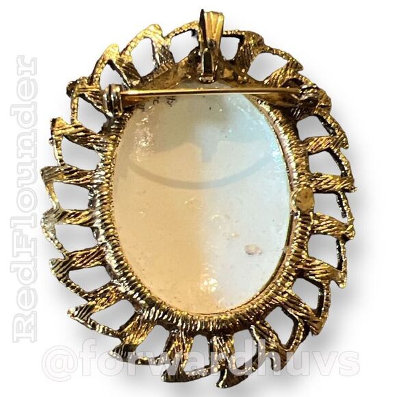 Hand-Painted MJ Hummel Style Porcelain Brooch in Bronze Oval Frame - Picture 7 of 10